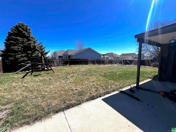 604 Lakeshore Dr, North Sioux City, SD 57049