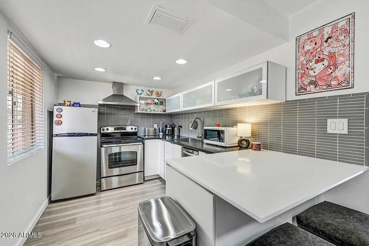 1 bed, 1.0 bath, 790 sqft, $1,599 — Photo 2