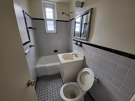 3rd image of 5505 Woodside Ave #4