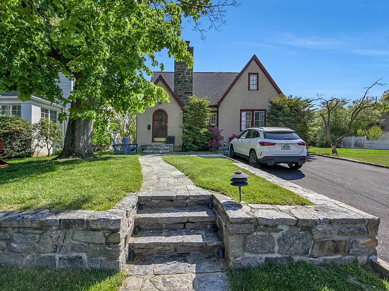 27 Summit St — Photo 1