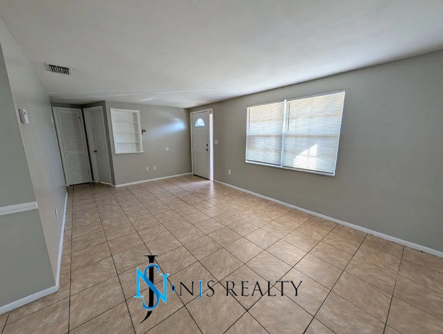 Spacious 2 Bedroom 1.5 Bath With Bonus Room! — Photo 2