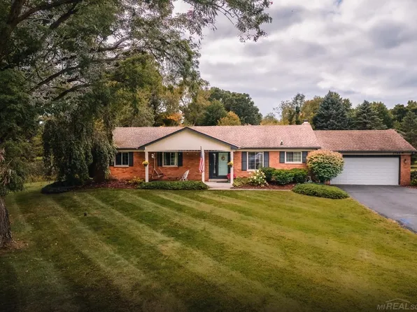 3144 Old Carriage Trl, Brighton, MI 48116