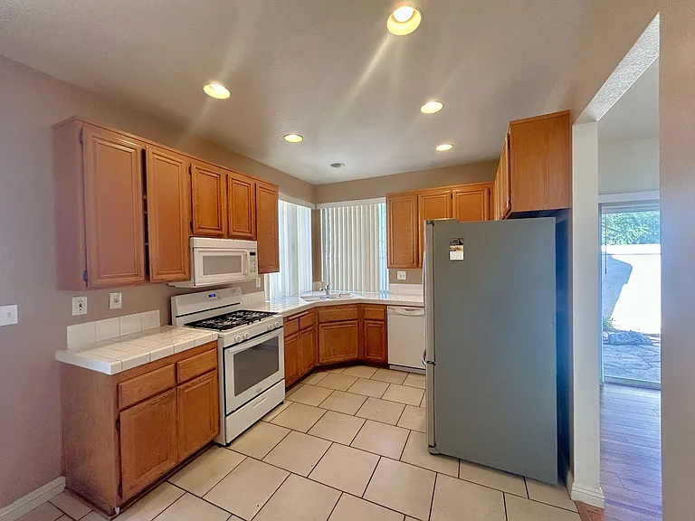 864 Bramble Ln — Photo 6
