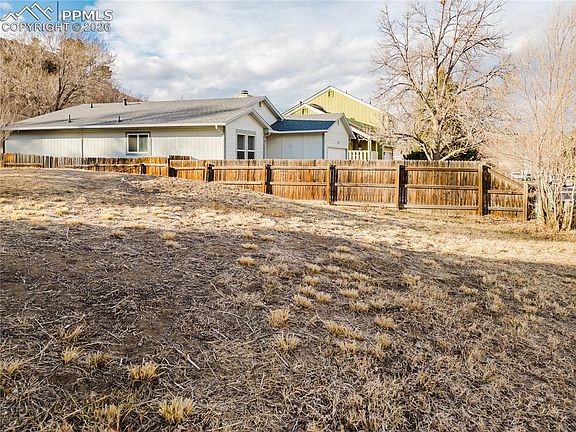 3rd image of 890 Columbine Ave