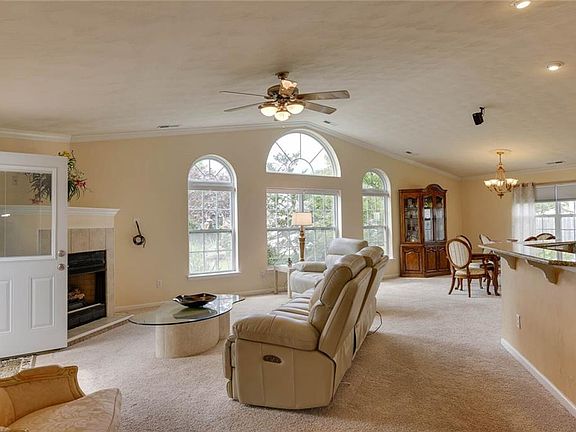4th image of 2413 Lewis Dr