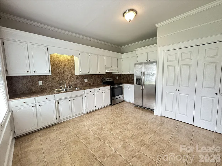 629 N Cedar St — Photo 5