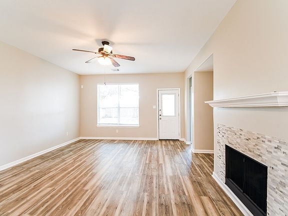 3rd image of 302 Glade Bridge Ln
