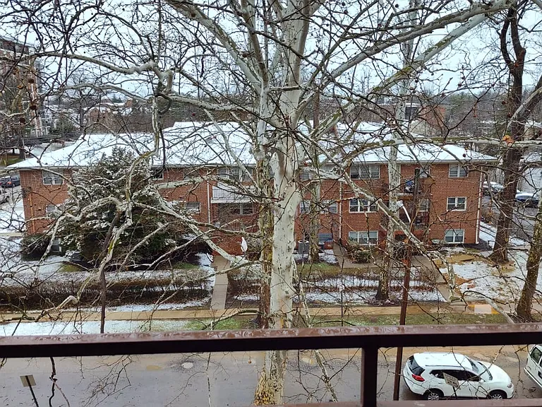 Windsor House Apartments — Photo 34