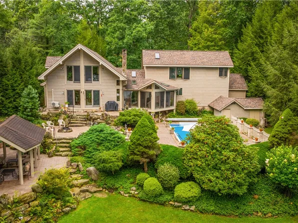944 Latonka Dr, Mercer, PA 16137