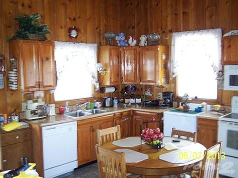 very nice kitchen, all appliances stay