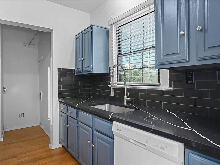 4037-4039 Roswell St — Photo 5