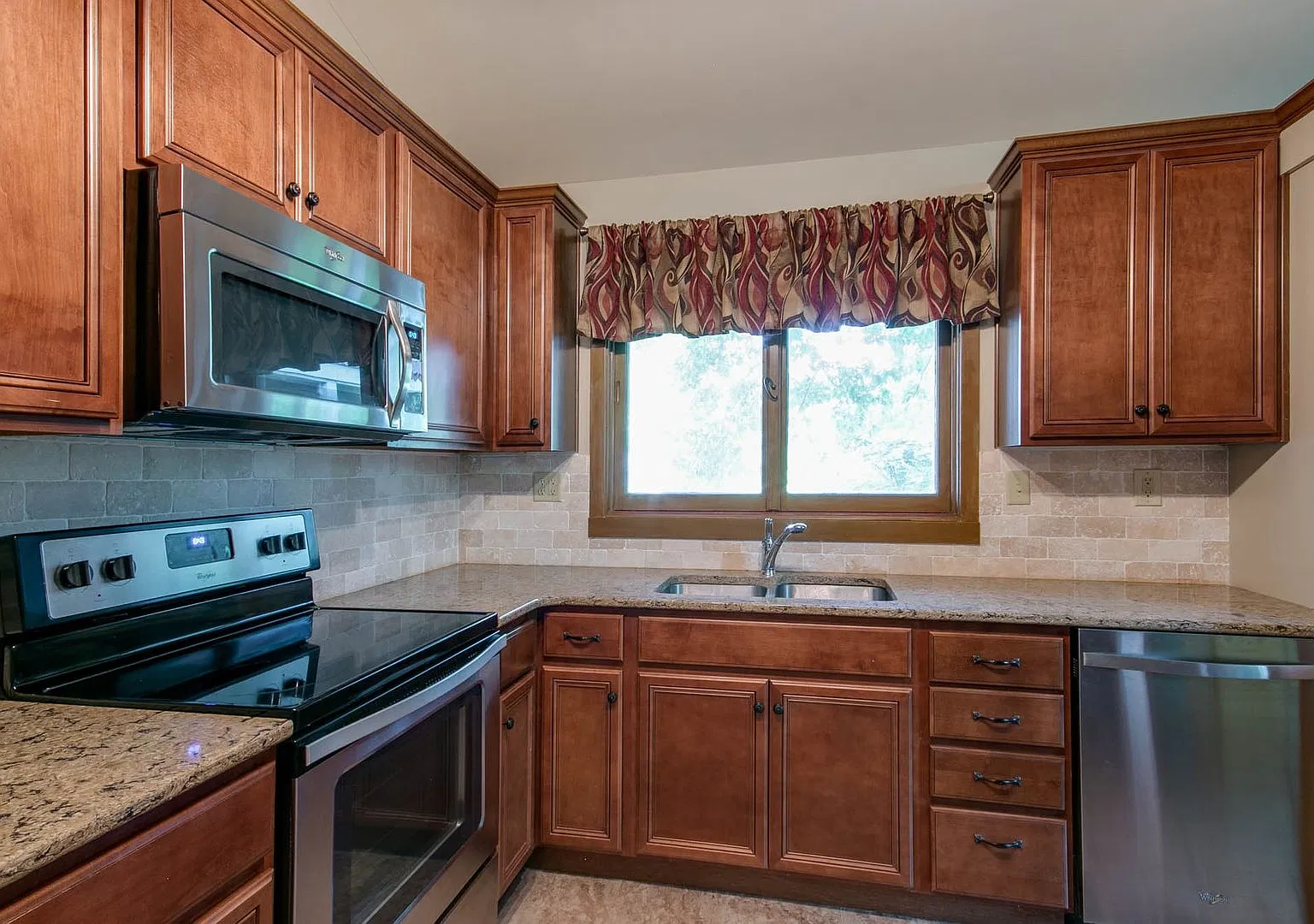 1841 Elaine — Photo 4