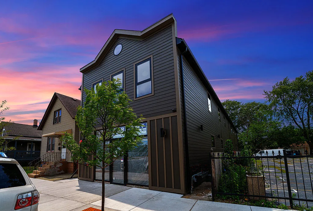Building Photo - 13426 Olde Western Ave #202