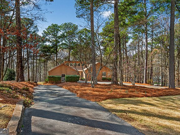 3rd image of 2005 Foxcroft Dr