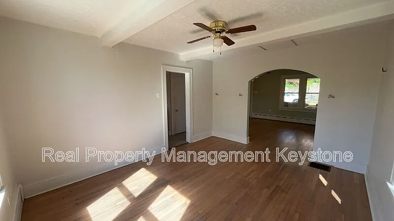 3 bed, 1.0 bath, 1320 sqft, $1,600 — Photo 4