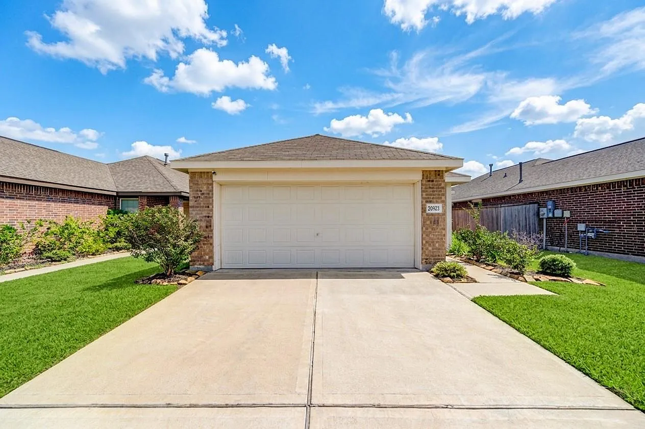 3 bed, 2.0 bath, 1380 sqft, $2,000 — Photo 2