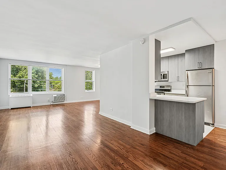 1130 Pelham Pkwy S #1C — Photo 1