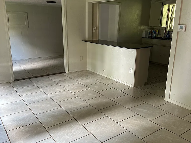 406 E Hill Dr — Photo 2