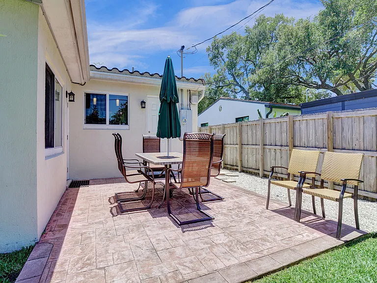 1041 SW 32nd St — Photo 37