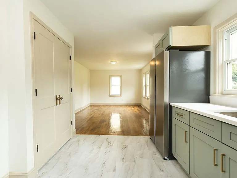 825 Henderson Ave — Photo 6