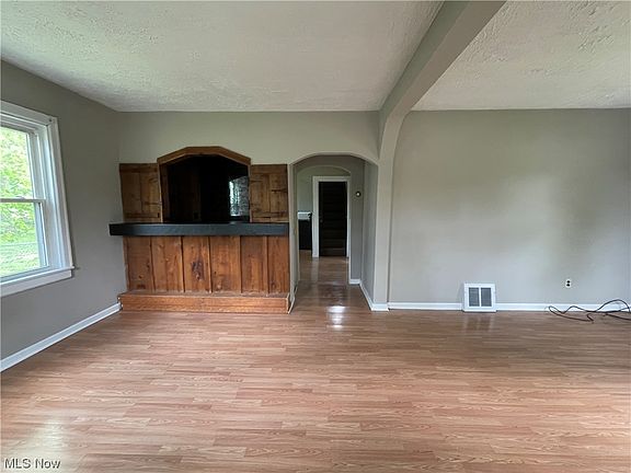 4th image of 2256 Eastwood Ave
