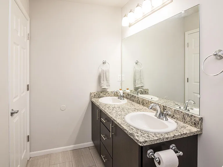 Double sink in main bath
