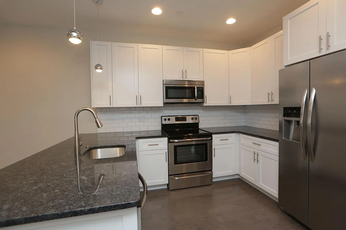 2 bed, 1000 sqft, $1,600 — Photo 1