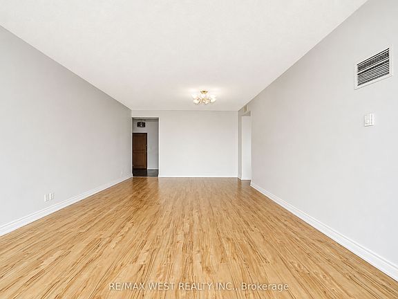 4th image of 8 Lee Centre Dr #Penthouse 103