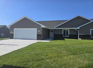 16 Cheyenne Rd, McCook, NE 69001
