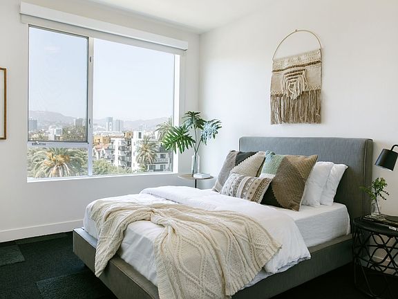 4th image of 733 N Hudson Ave #306