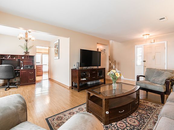 4th image of 585 Dover Dr