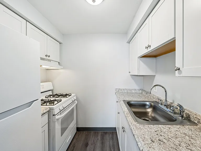 Manhattan Square Apartments — Photo 35