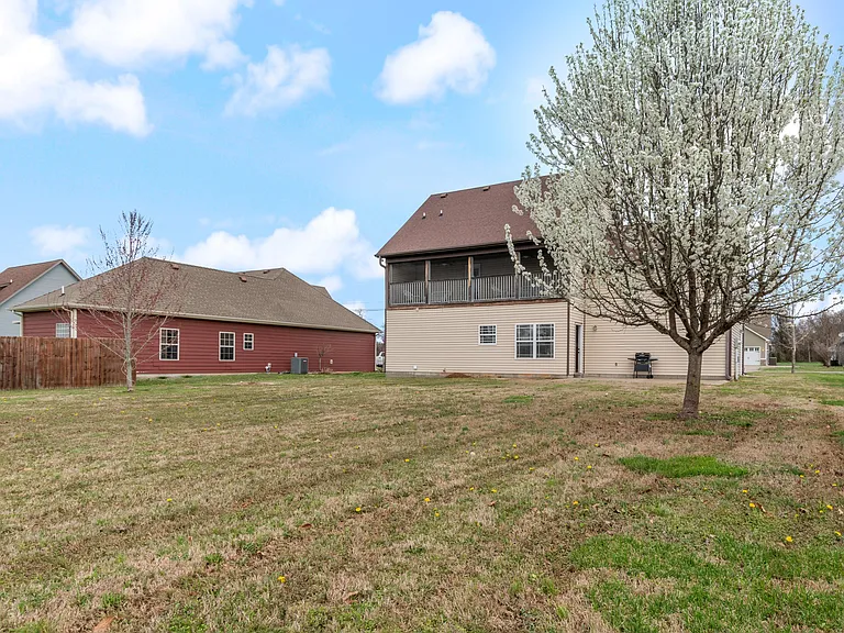 584 Laurel Ln — Photo 22