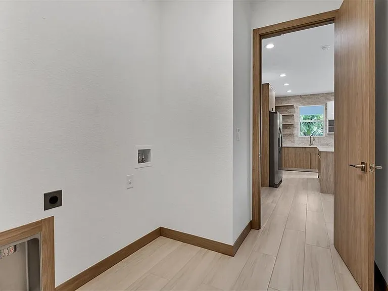 405 Sunset Rd N — Photo 10