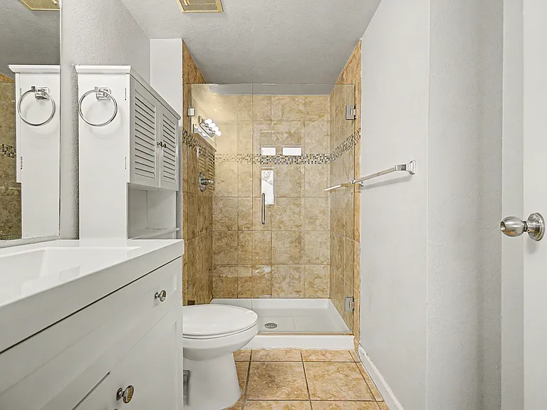 Main floor bathroom w/shower