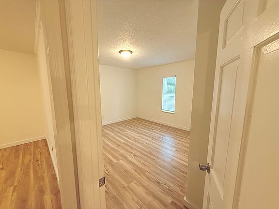 4th image of 3204 Redding Rd #128