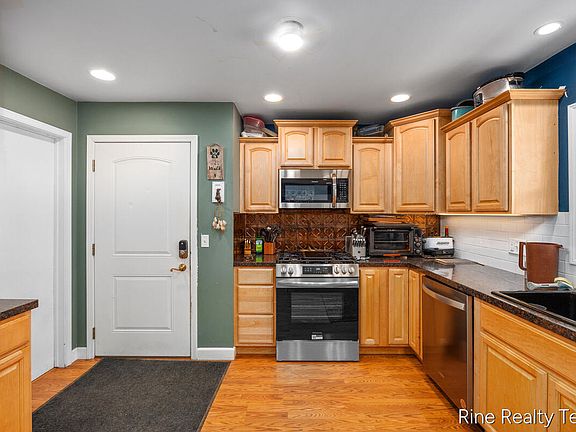 4th image of 1555 Knapp St NE
