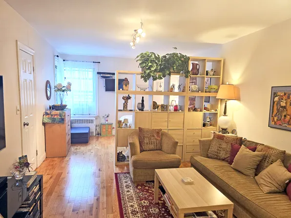 202 Seeley Street image 2 of 25