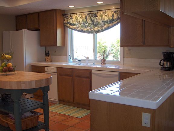 Large Kitchen w/Island