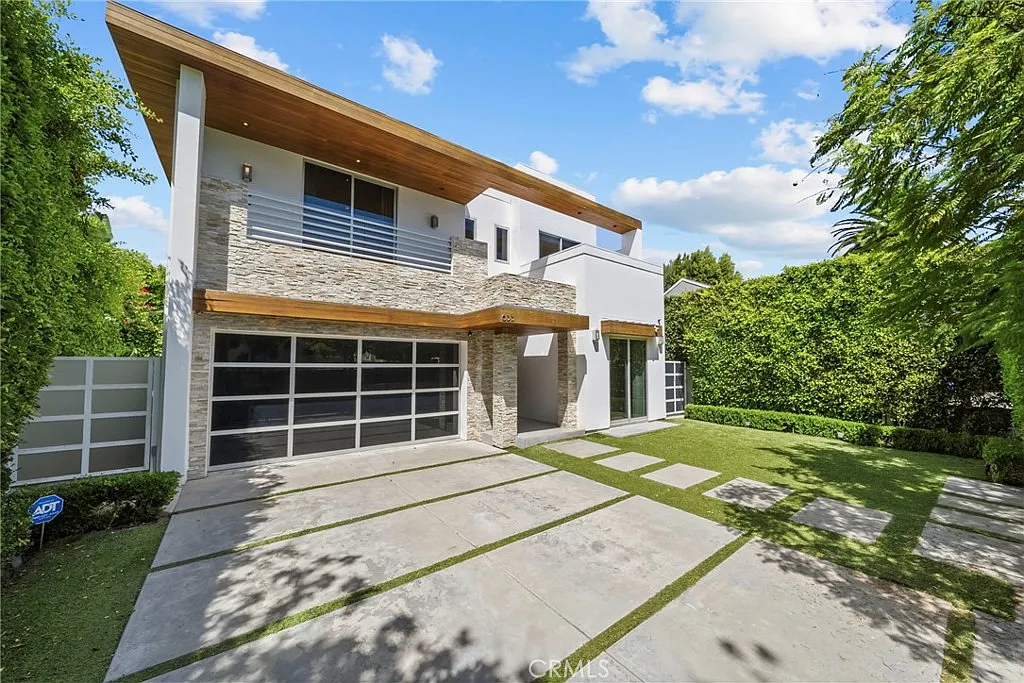 5 bed, 4.5 bath, 3976 sqft, $23,900 — Photo 2
