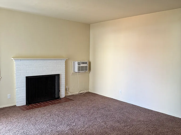 2310 N Niagara St — Photo 2
