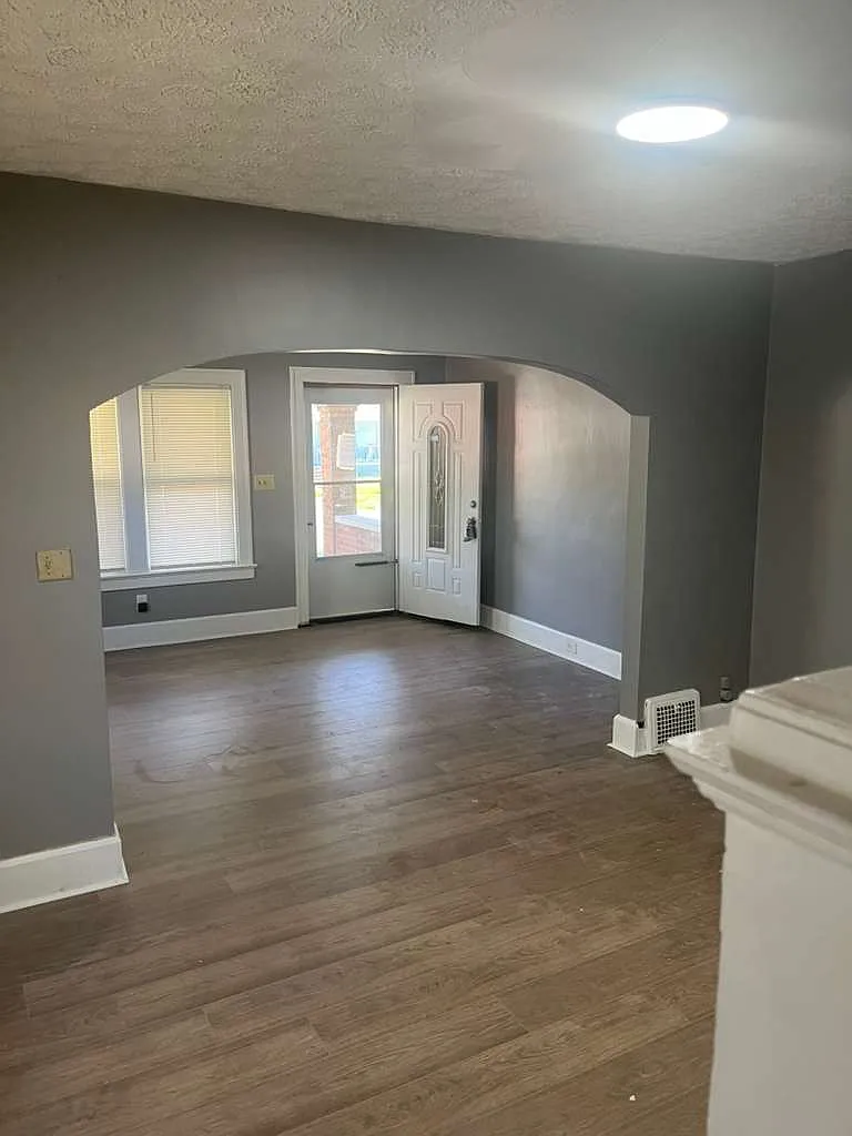 3 bed, 1000 sqft, $1,200 — Photo 4