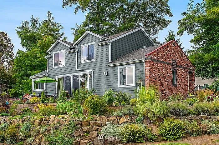 2137 NE 81st Pl — Photo 2