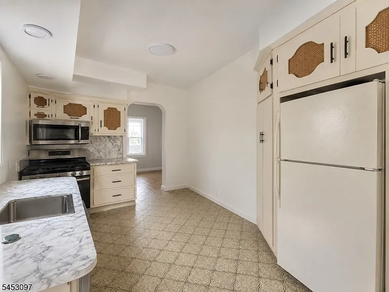 271 Travers Pl — Photo 6