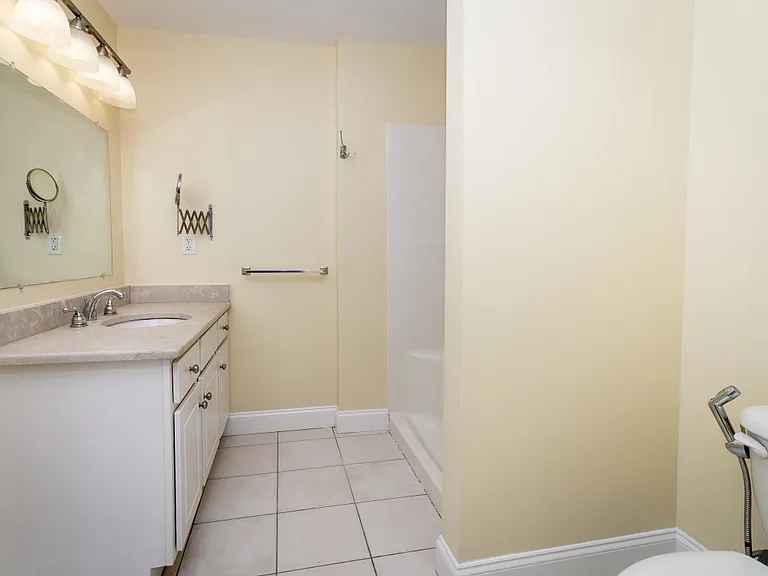 120 Wyllis Ave #319 — Photo 5