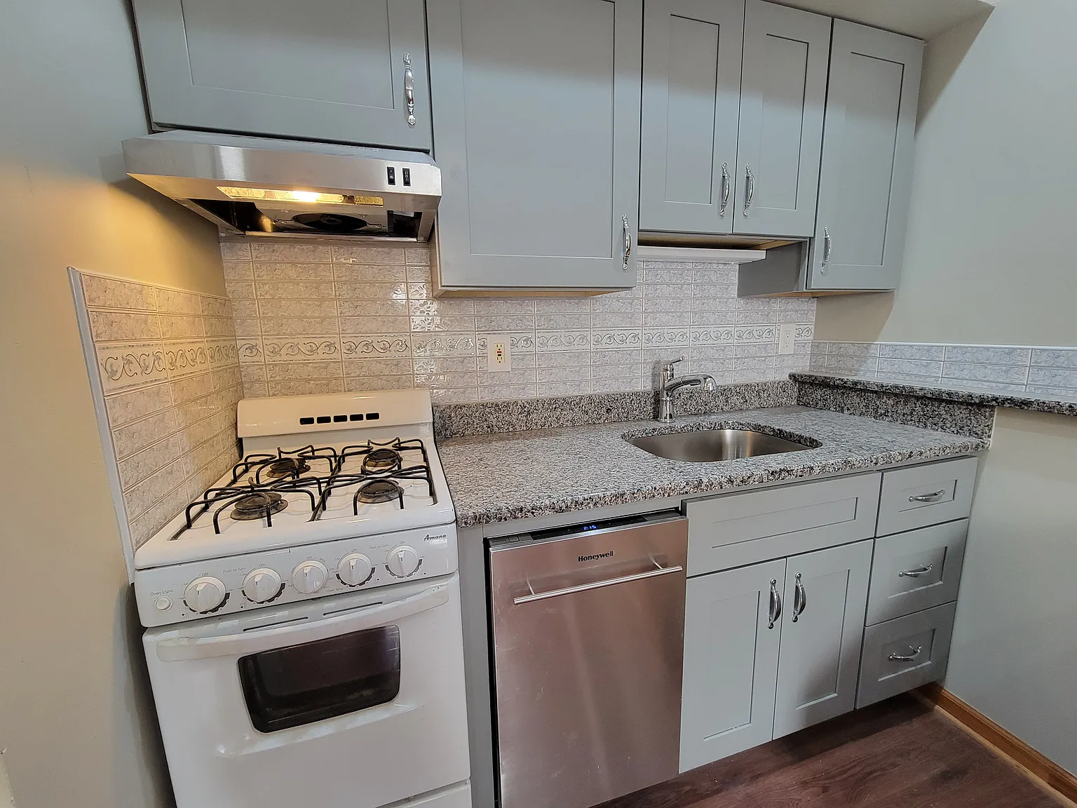 2 bed, 575 sqft, $1,400 — Photo 2