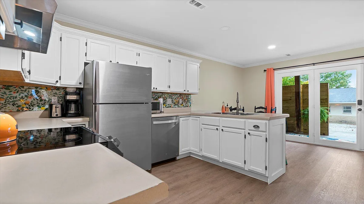 Building Photo - 207 Clark St #4