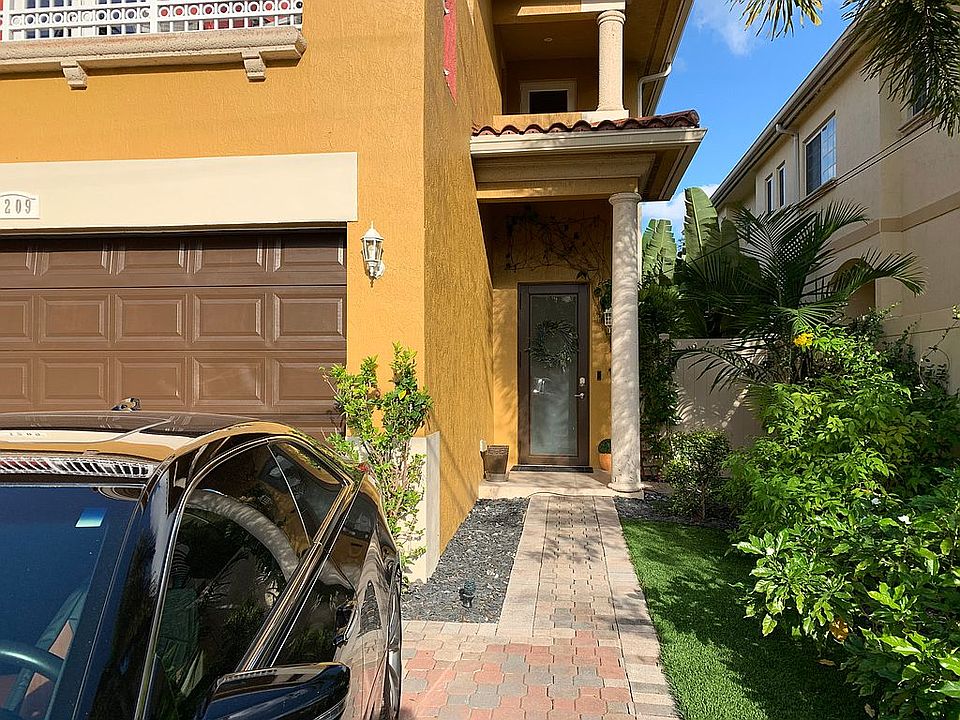 1st image of 1209 SW 4th Ave #1209