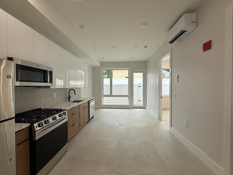 40 Lembeck Ave #15E — Photo 1