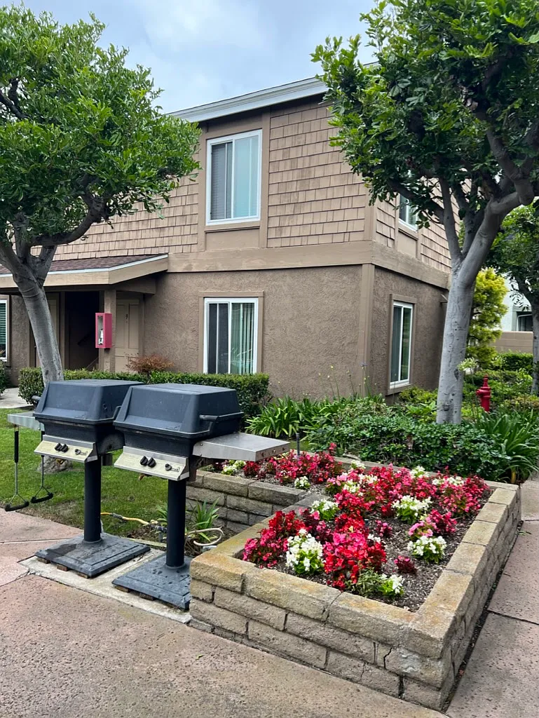 Sunset House Apartments — Photo 3
